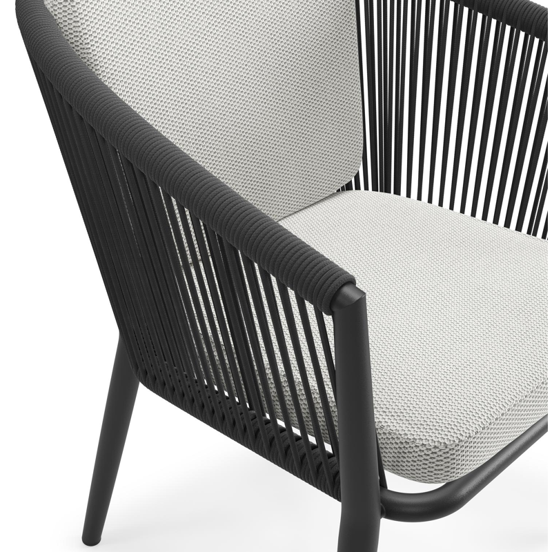 Orso tuinstoel in zwart aluminium en zwart verticaal geweven ronde rope met zitkussen in All Weather Sunbrella® Luxe Lopi Ash