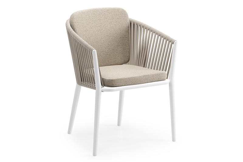 Orso tuinstoel in wit aluminium en beige verticaal geweven vlakke rope met zitkussen in All Weather Cosytica Marbella Beige