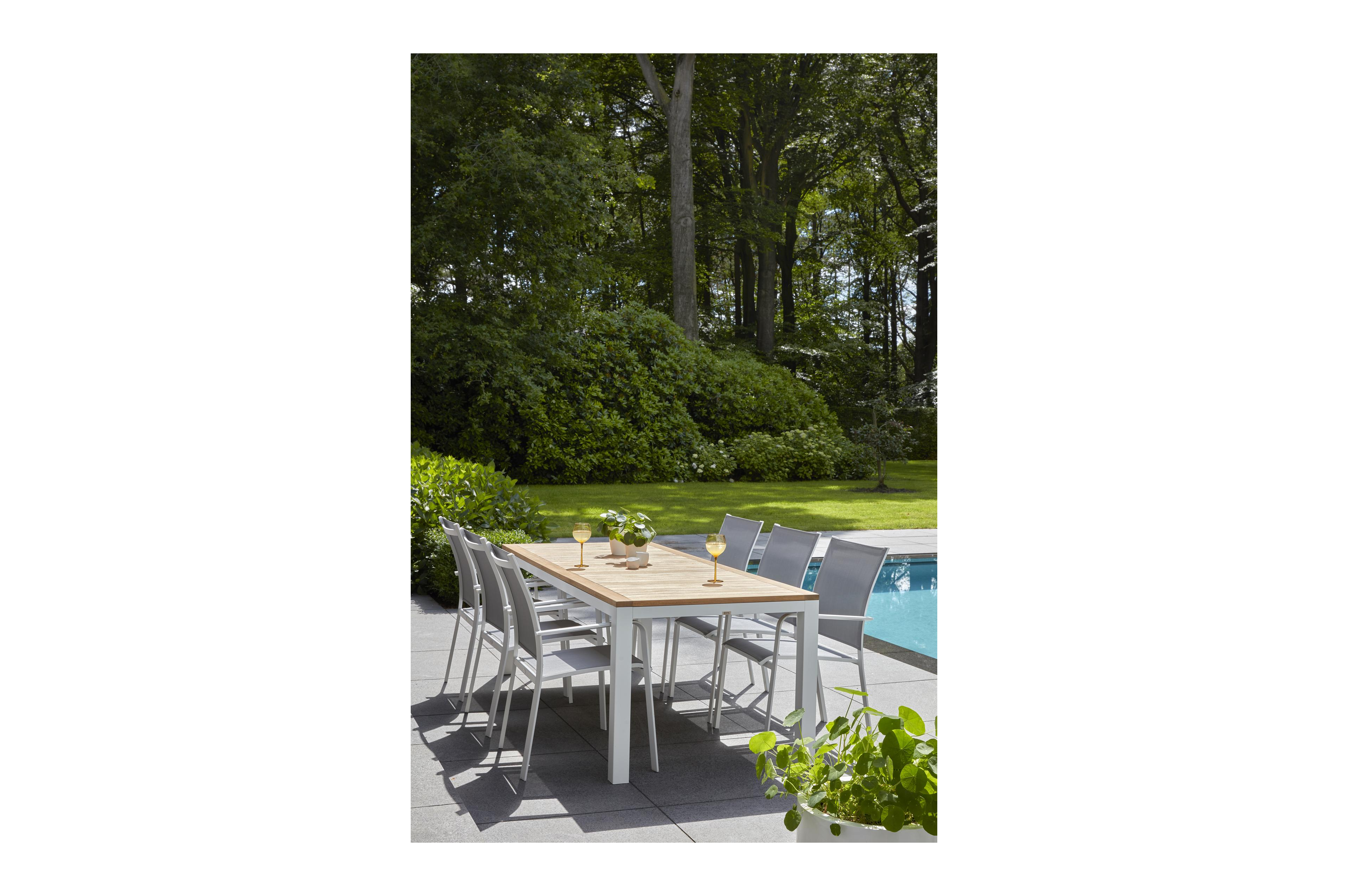 Pamplona ronde tuinset in wit aluminium en sintered stone topo minerale met 4 Calobra tuinstoelen