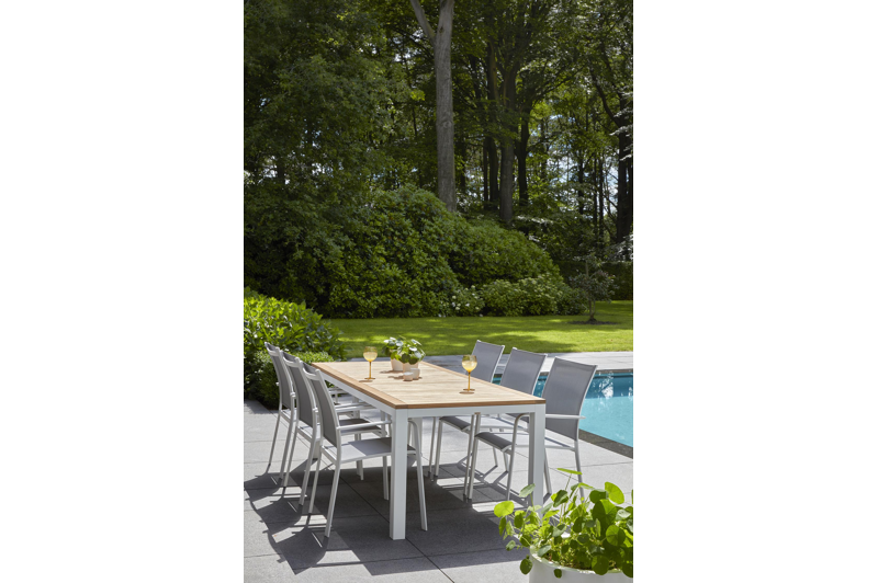 Pamplona ronde tuinset in wit aluminium en sintered stone topo minerale met 4 Calobra tuinstoelen