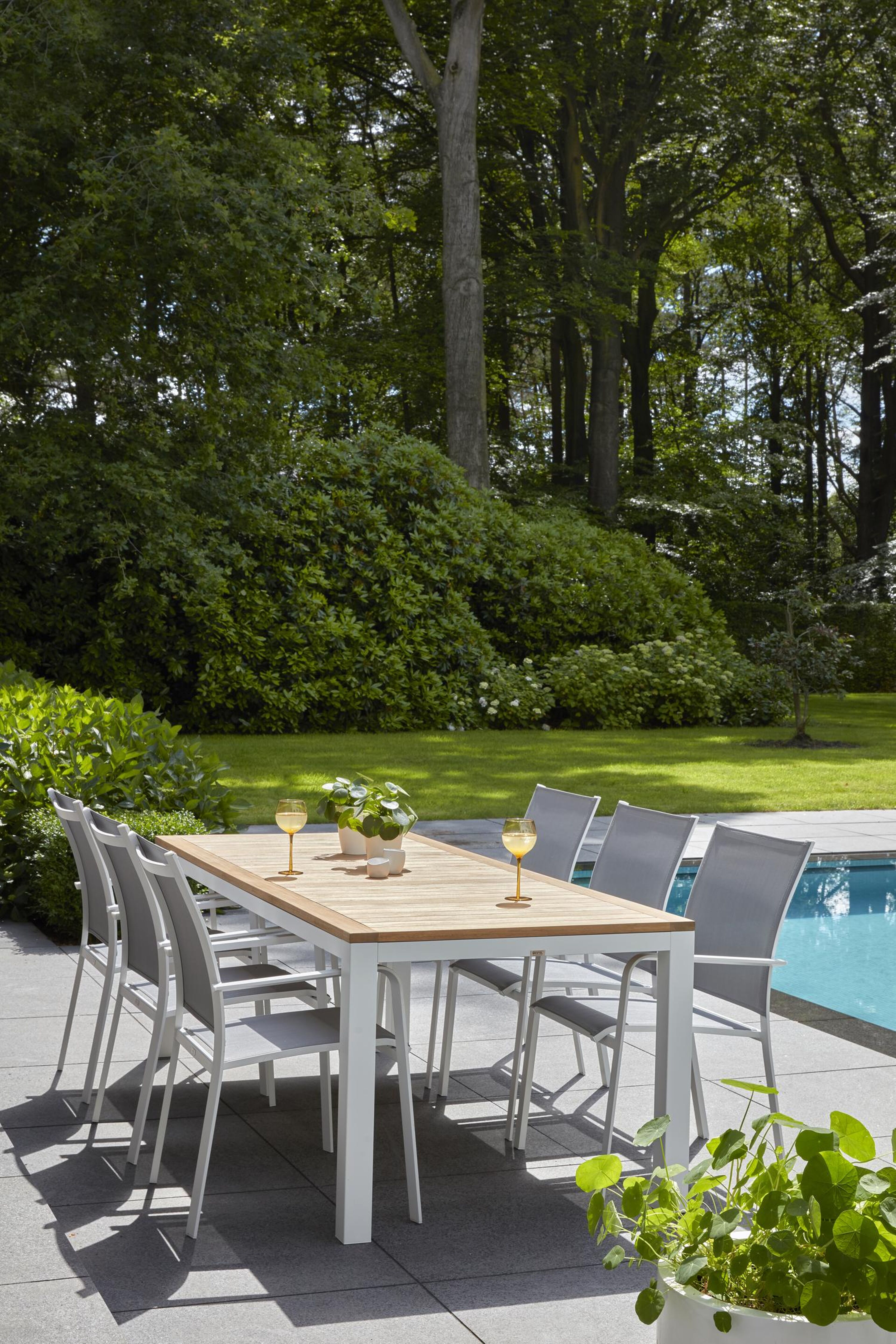 Feltro tuinset in wit aluminium en teak Natural Finish met 2 Calobra tuinstoelen