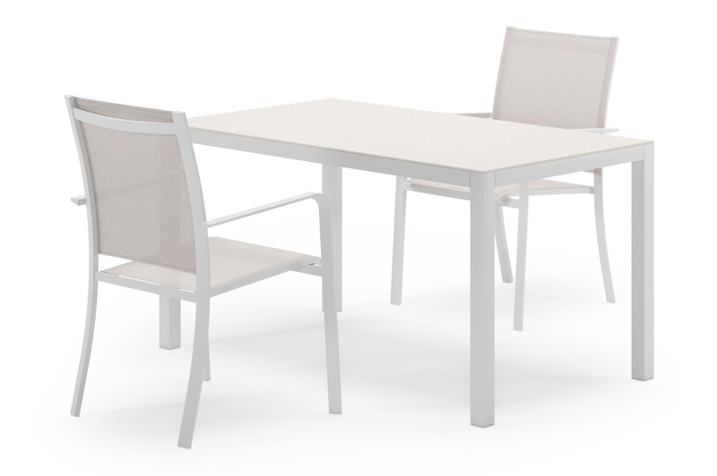Feltro tuinset in wit aluminium en sintered stone Crema minerale met 2 Calobra tuinstoelen