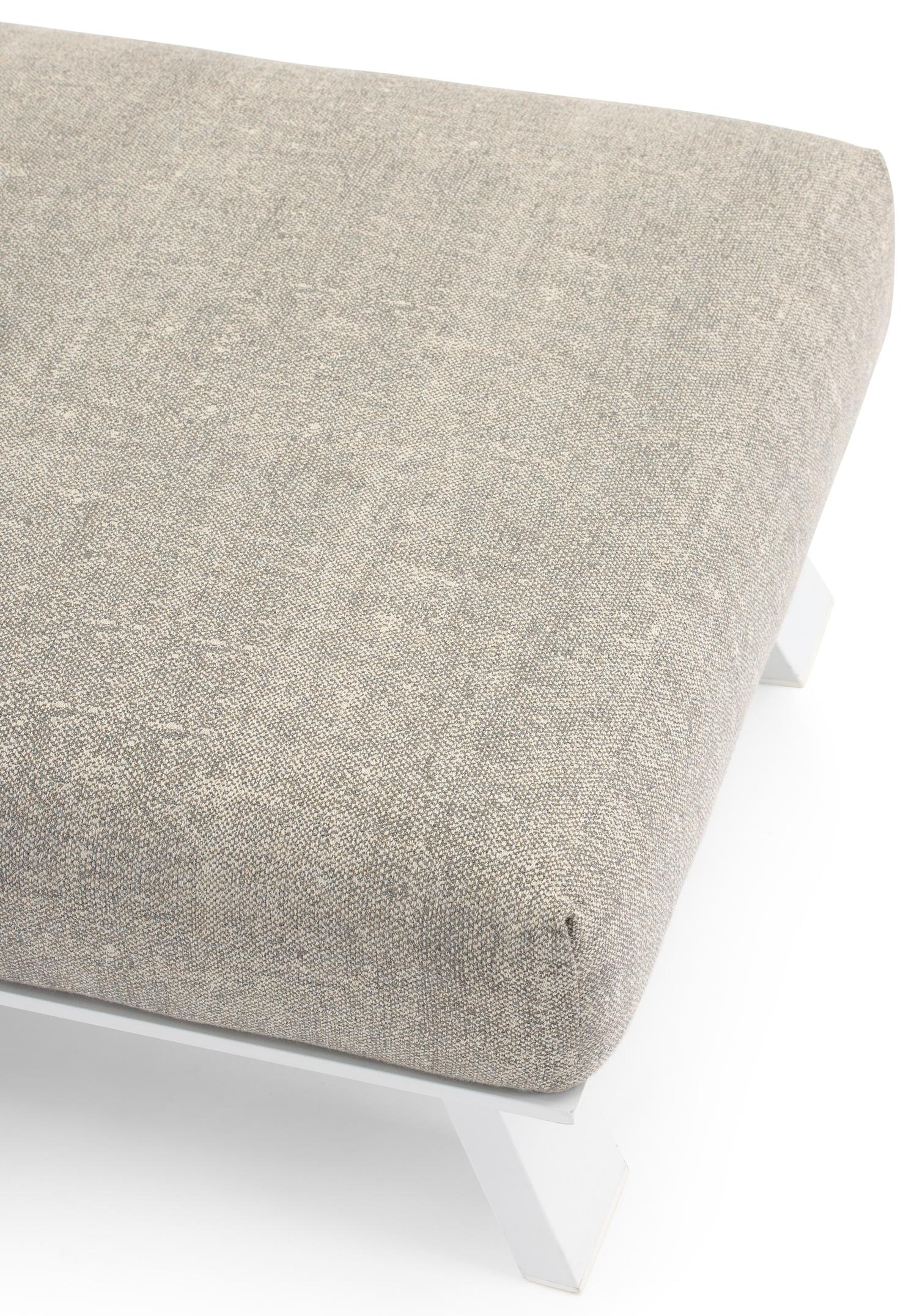 Cesano poef in wit aluminium met chartres pewter all weather sunbrella® luxe kussen