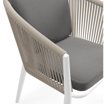 Orso tuinstoel in wit aluminium en beige verticaal geweven ronde rope met luxe zitkussen in All Weather Sunbrella® Luxe Natte Charcoal Chine