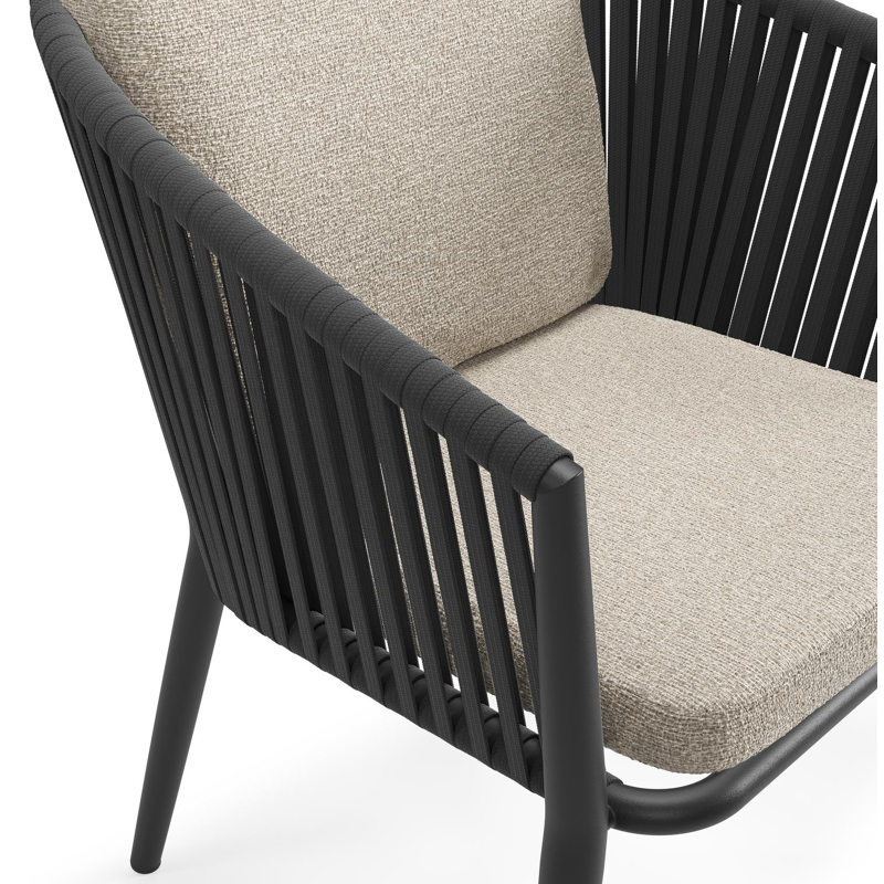 Orso tuinstoel in zwart aluminium en zwart verticaal geweven vlakke rope met luxe zitkussen in All Weather Cosytica Catania Greige