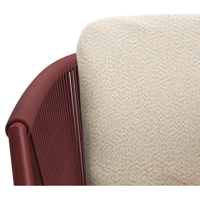 Chaise de jardin Orso en aluminium ruby et corde ronde tissée verticalement ruby avec coussin luxe en All Weather Sunbrella® Luxe Lopi Sand