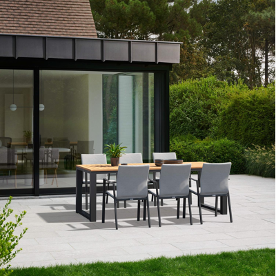 Ensemble de jardin Livo en aluminium noir avec plateau de table en teck naturel et 6 chaises de jardin empilables Madura