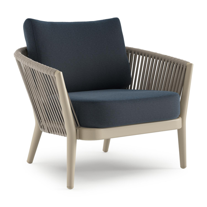 Fauteuil de jardin Orso en aluminium beige en corde luxe plate tissée verticalement beige et coussins en all weather sunbrella® luxe Heritage Indigo