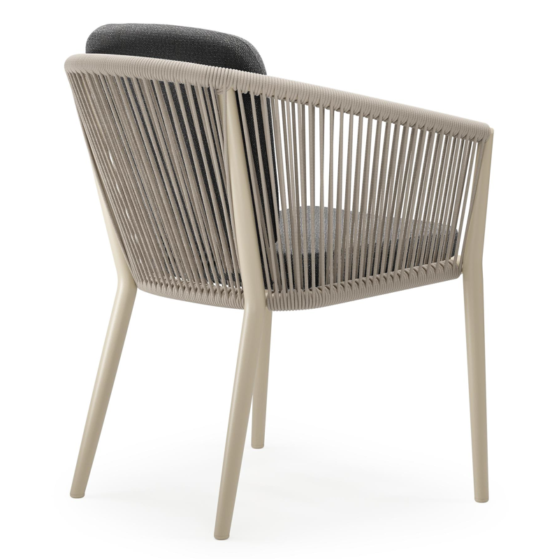 Orso tuinstoel in beige aluminium en beige verticaal geweven ronde rope met zitkussen in All Weather Sunbrella® Luxe Savane Tornado