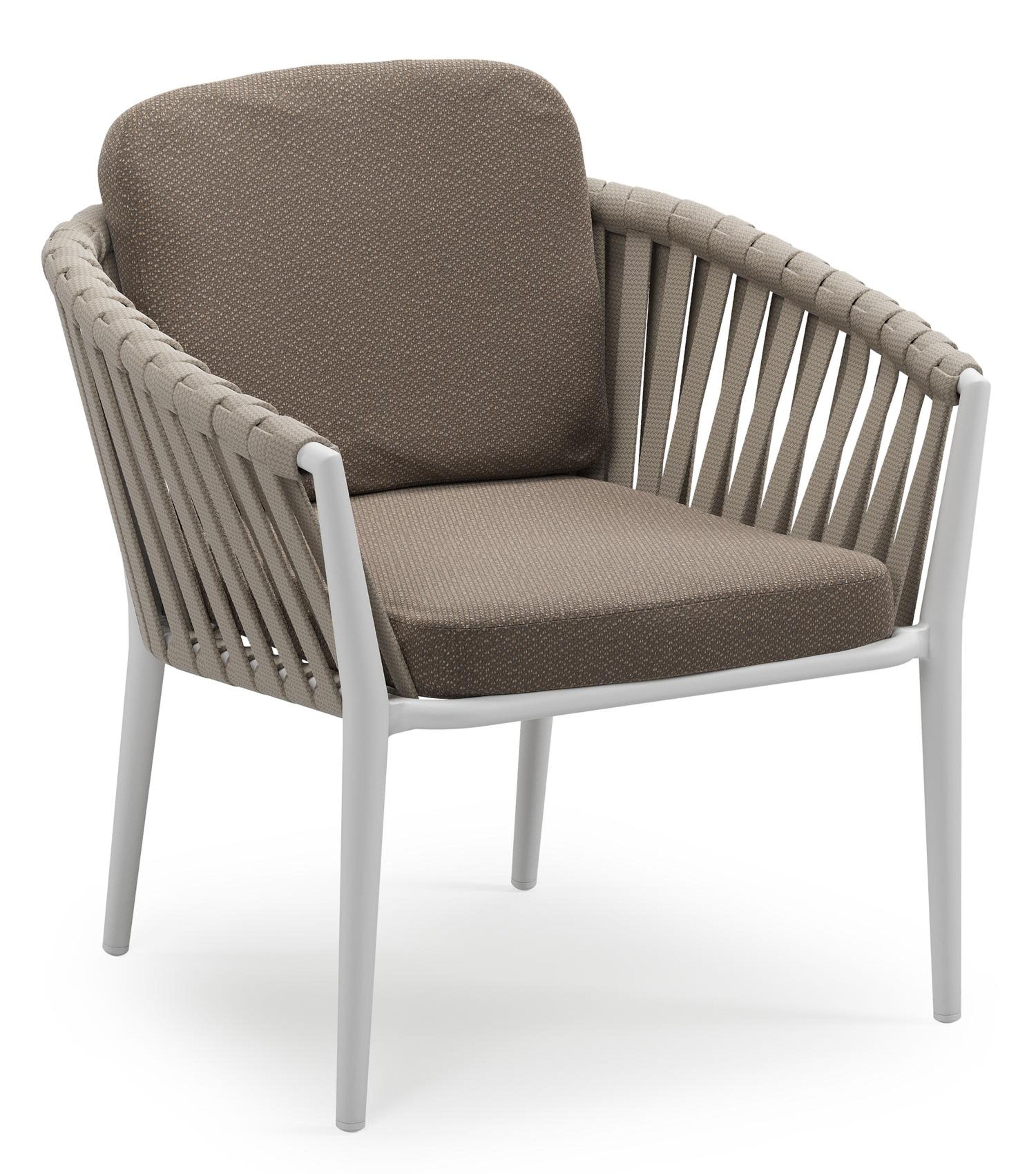 Orso low dining tuinstoel in wit aluminium en beige verticaal geweven luxe vlakke brede rope met stoelkussen in All Weather Sunbrella® Luxe Lopi Coconut