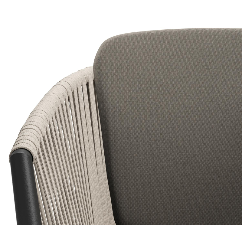 Chaise de jardin Orso en aluminium noir et corde plate tissée verticalement beige avec coussin en All Weather Sunbrella® Luxe Natte Carbon Beige