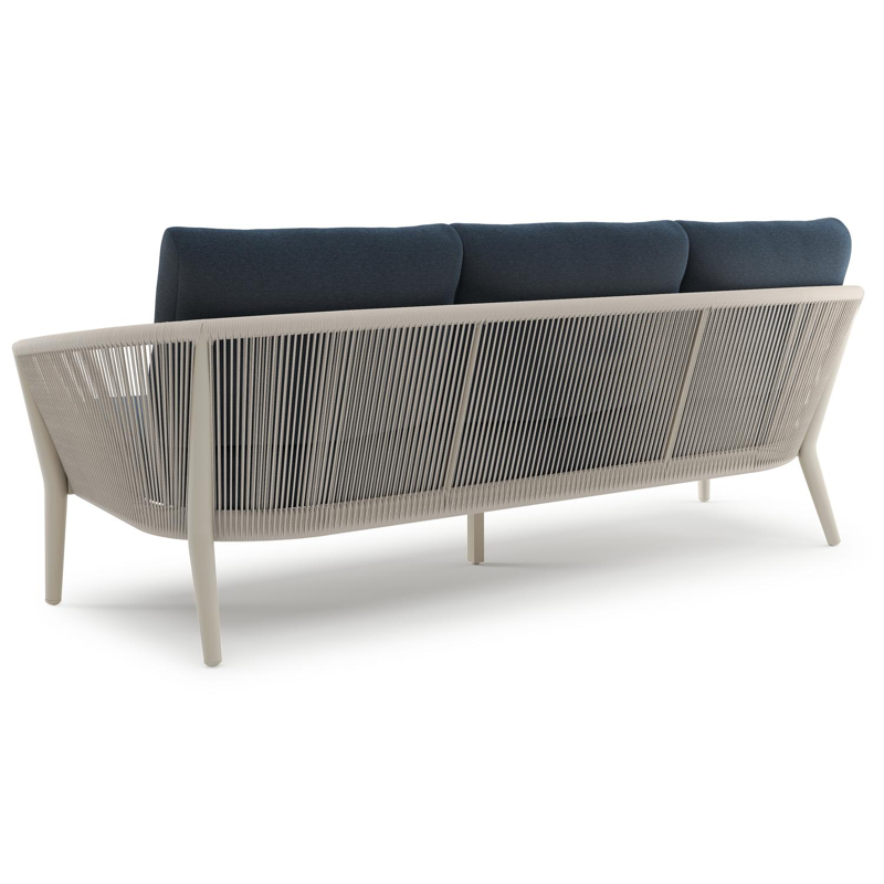 Orso loungebank in beige aluminium en beige verticaal geweven ronde rope met Heritage Indigo all weather sunbrella® luxe kussen