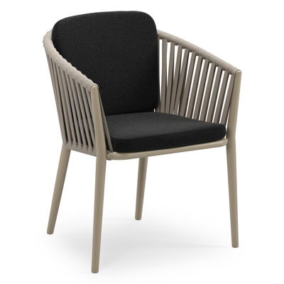 Orso stapelbare tuinstoel in beige aluminium en beige verticaal geweven luxe vlakke brede rope met stoelkussen in All Weather Sunbrella® Luxe Lopi Baribal