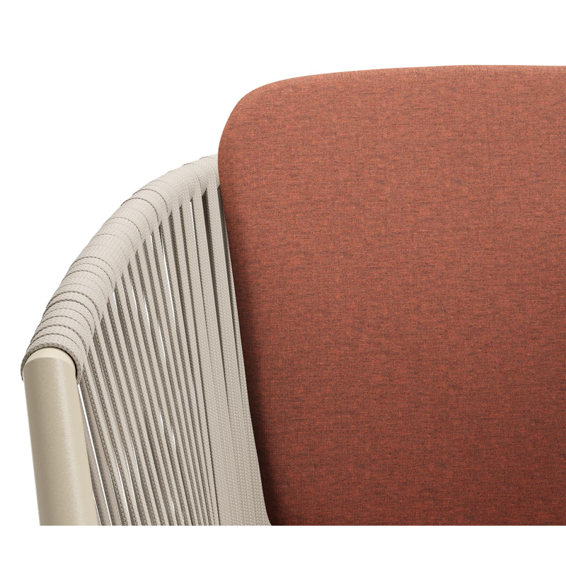 Chaise de jardin Orso en aluminium beige et corde plate tissée verticalement beige avec coussin en All Weather Sunbrella® Luxe Heritage Rust