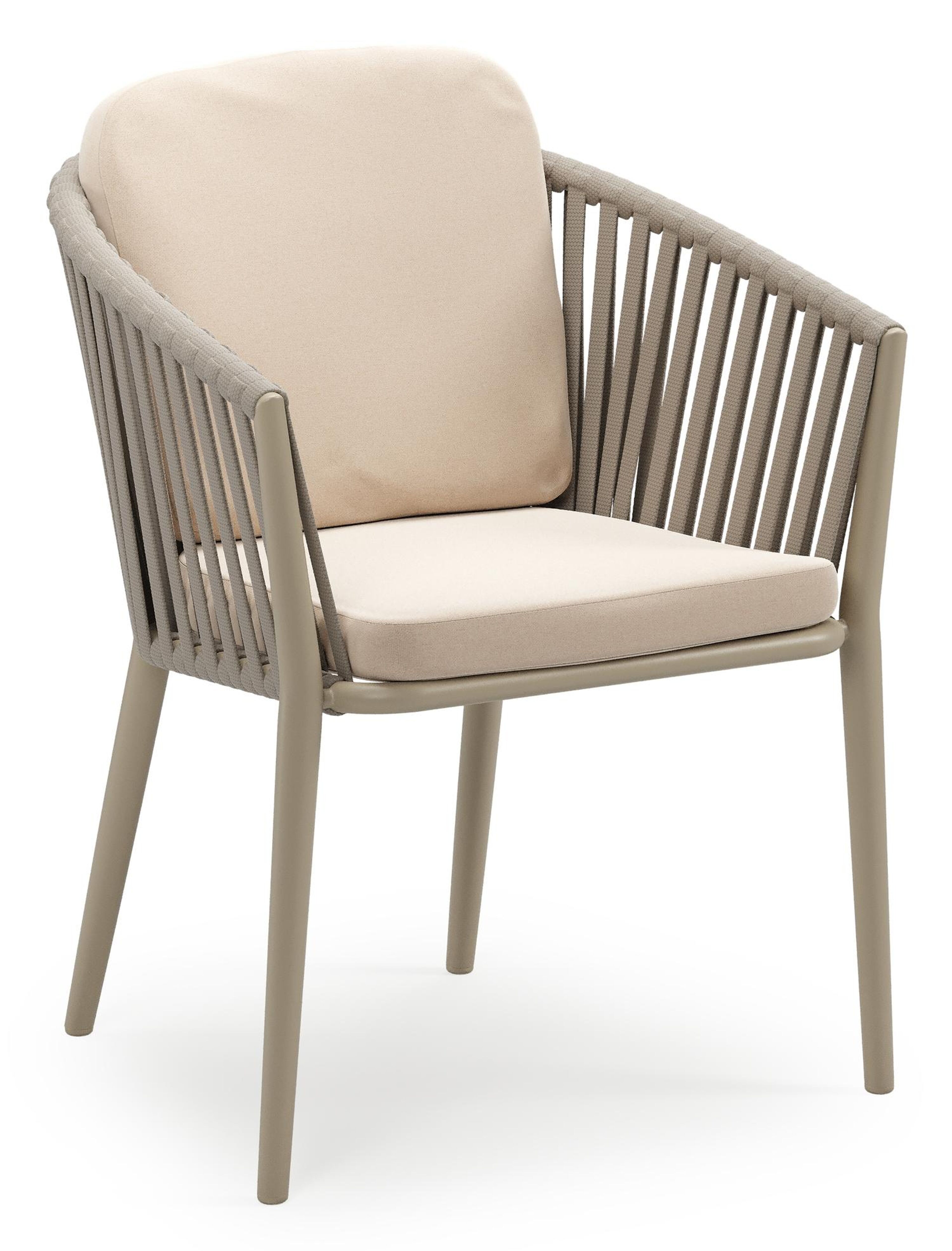 Orso stapelbare tuinstoel in beige aluminium en beige verticaal geweven luxe vlakke brede rope met stoelkussen in All Weather Sunbrella® Luxe Natte Linen Chalk