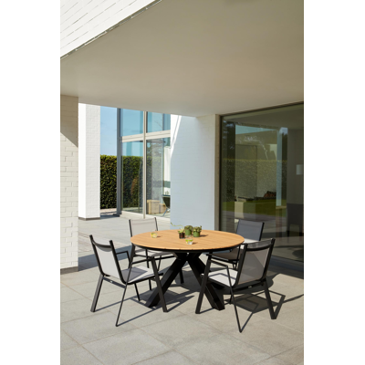 Tora tuinset in zwart aluminium en naturel polywood tafelblad met 4 stapelbare Oviedo tuinstoelen