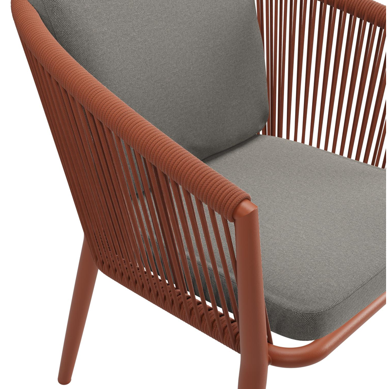 Chaise de jardin Orso en aluminium brun rouille et corde ronde tissée verticalement brun rouille avec coussin luxe en All Weather Sunbrella® Luxe Natte Dark Taupe