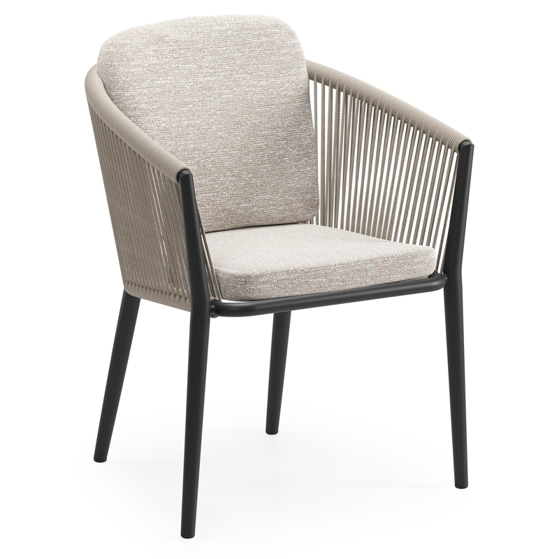 Orso tuinstoel in zwart aluminium en beige verticaal geweven ronde rope met luxe zitkussen in All Weather Sunbrella® Luxe Tundra Sand