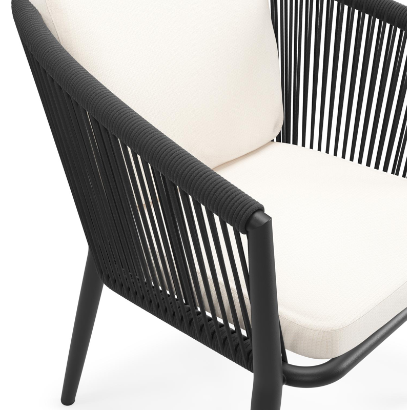 Orso tuinstoel in zwart aluminium en zwart verticaal geweven ronde rope met luxe zitkussen in All Weather Sunbrella® Luxe Lopi Snow