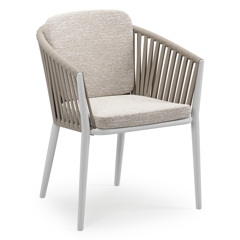 Orso stapelbare tuinstoel in wit aluminium en beige verticaal geweven luxe vlakke brede rope met stoelkussen in All Weather Sunbrella® Luxe Tundra Sand
