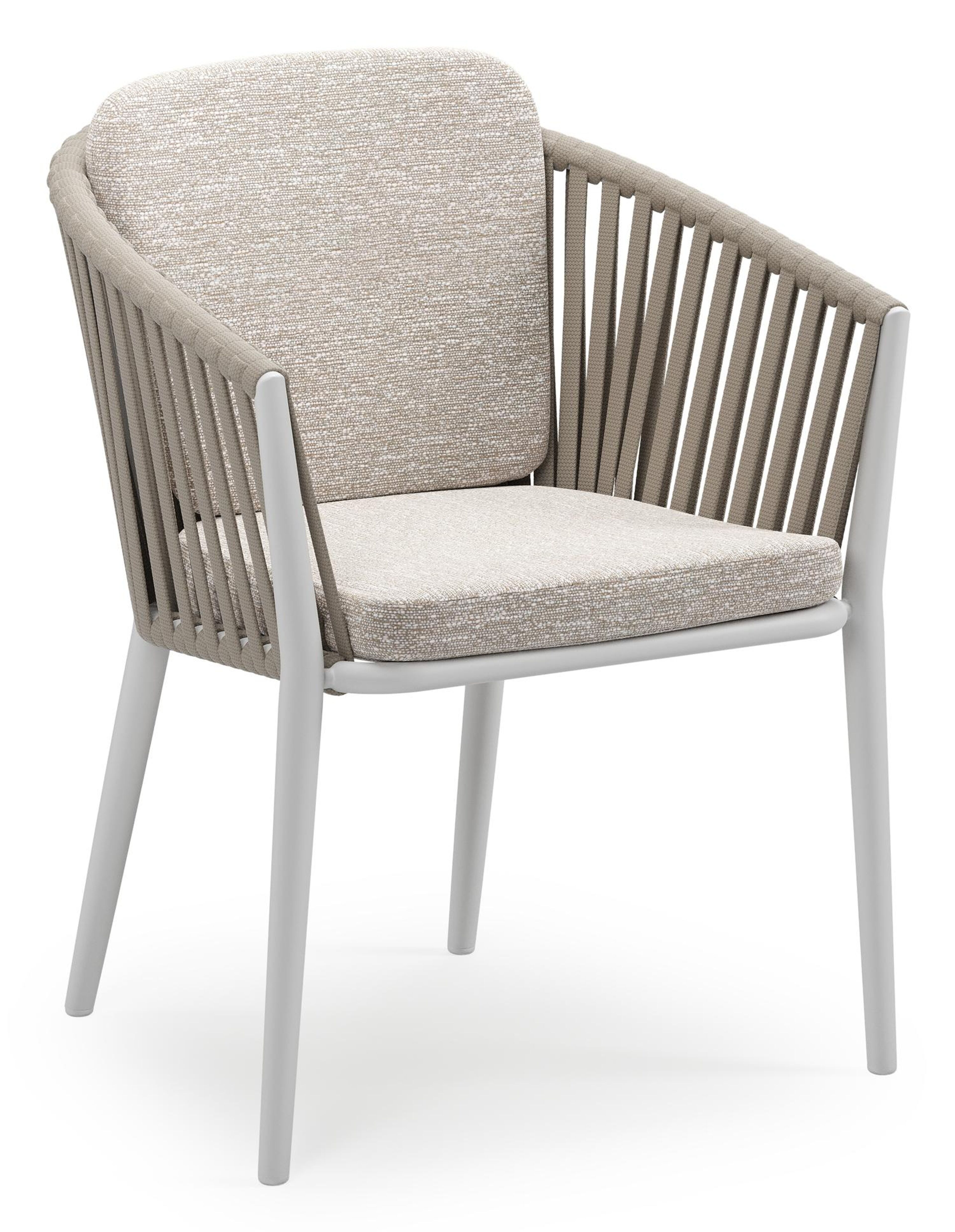 Orso stapelbare tuinstoel in wit aluminium en beige verticaal geweven luxe vlakke brede rope met stoelkussen in All Weather Sunbrella® Luxe Tundra Sand