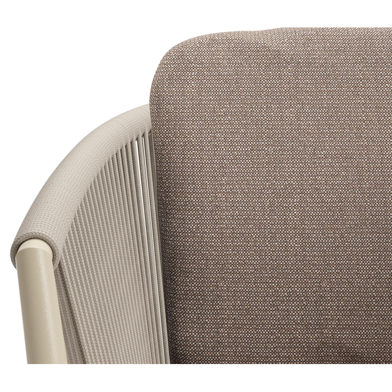 Orso tuinstoel in beige aluminium en beige verticaal geweven ronde rope met luxe zitkussen in All Weather Sunbrella® Luxe Savane Earth