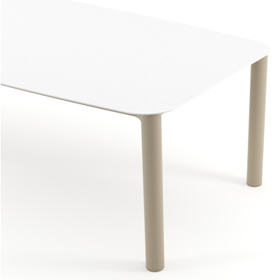 Table de jardin Orso forme de bateau en aluminium beige et céramique pleine Arctic White - Lg. 255 x Lrg. 115 x Haut. 74.5 cm