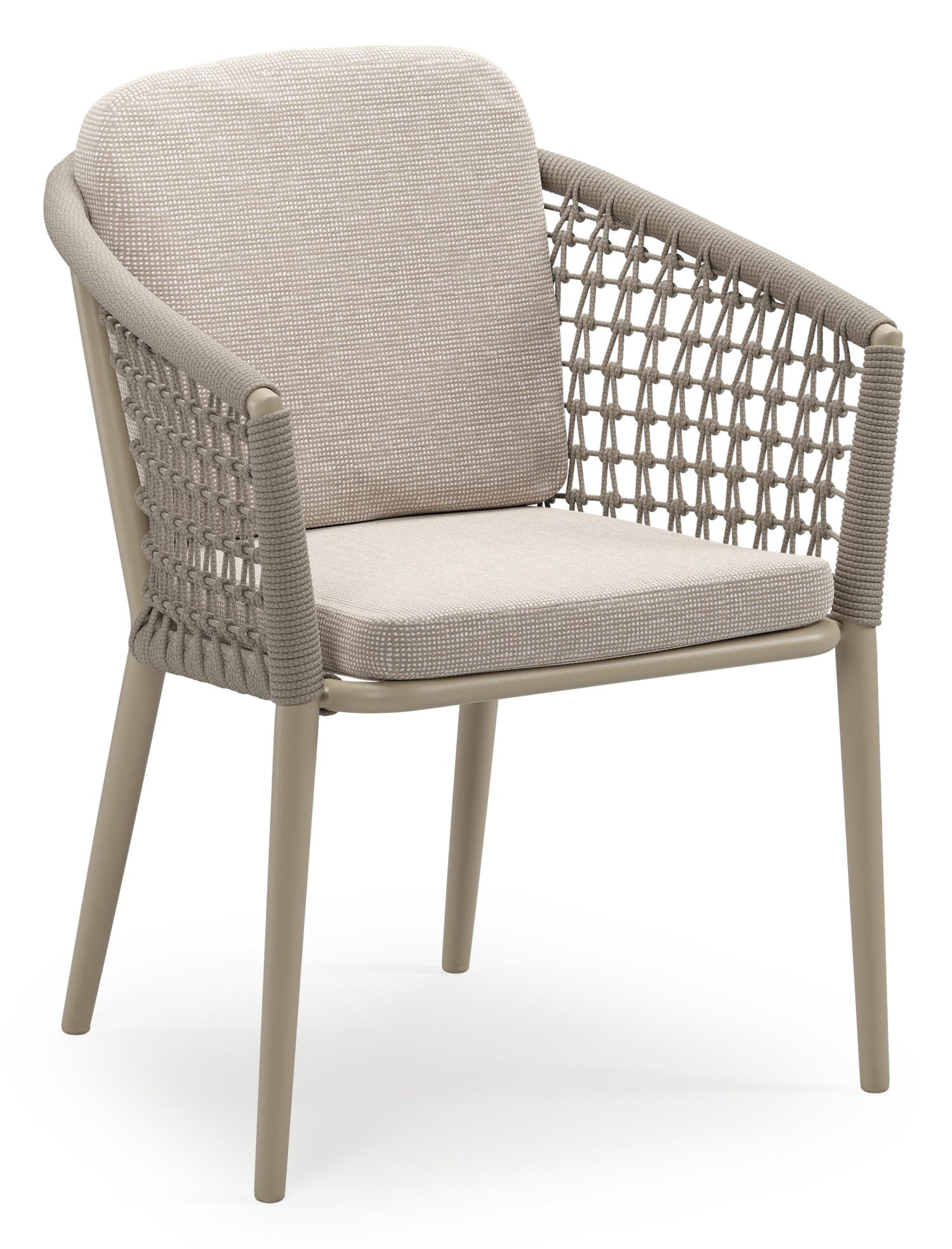 Orso stapelbare tuinstoel in beige aluminium en beige visnet geweven ronde rope met stoelkussen in All Weather Sunbrella® Luxe Slow Farafra