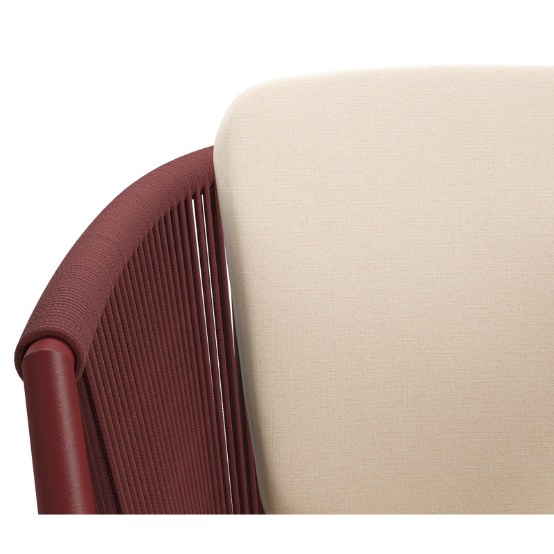 Chaise de jardin Orso en aluminium ruby et corde ronde tissée verticalement ruby avec coussin en All Weather Sunbrella® Luxe Natte Linen Chalk