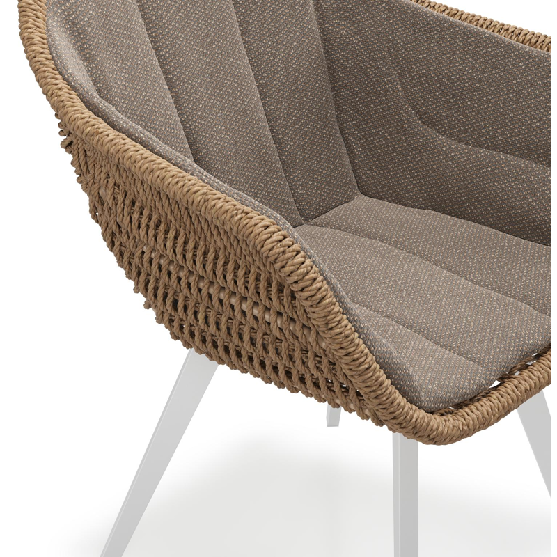 Chaise de jardin Pagino en aluminium blanc et résine tressée ronde brun avec coussin en All Weather Sunbrella® Luxe Lopi Coconut