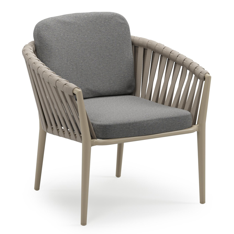 Orso low dining tuinstoel in beige aluminium en beige verticaal geweven luxe vlakke brede rope met stoelkussen in All Weather Sunbrella® Luxe Heritage Slate