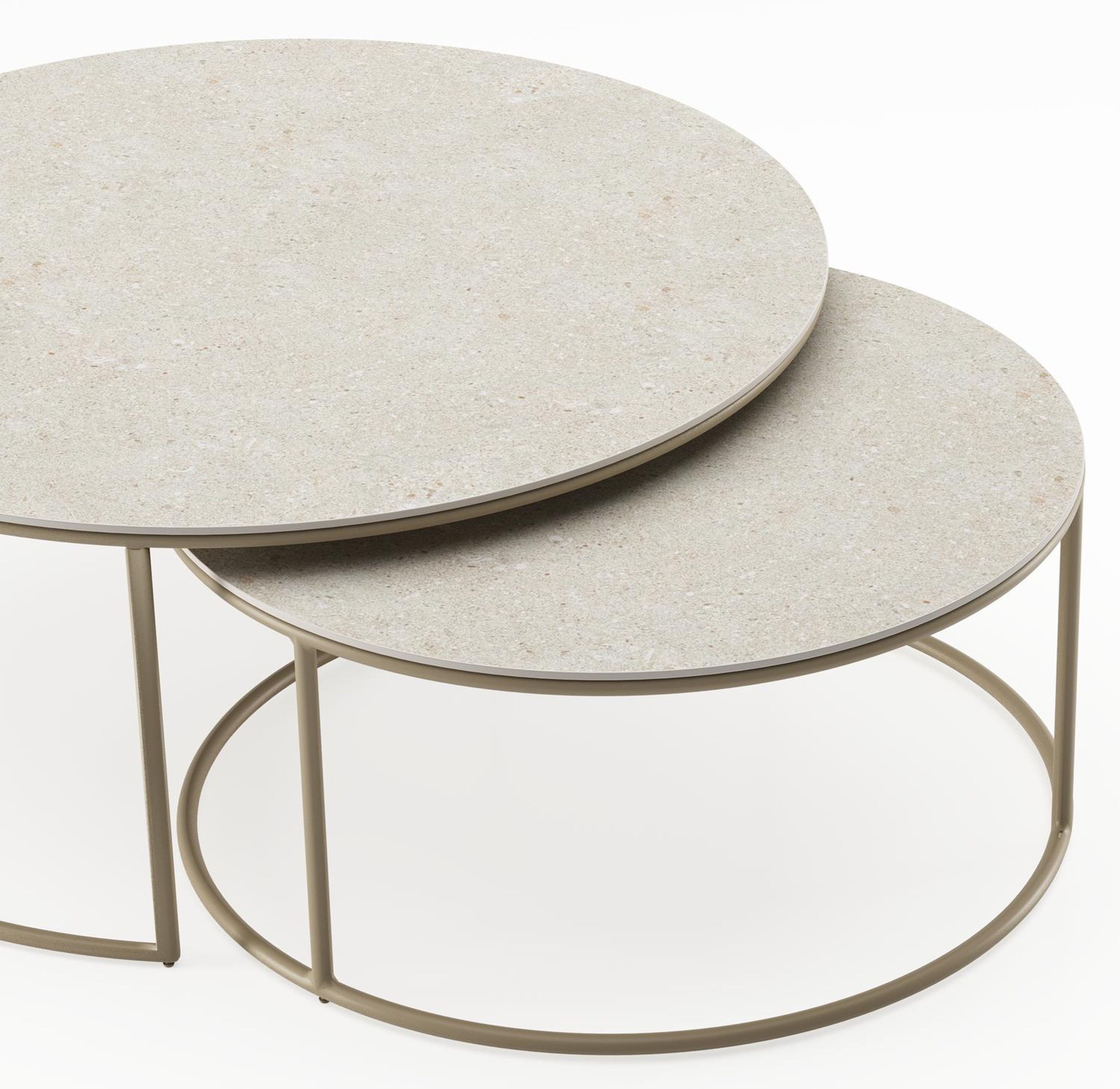 Fano set van 2 loungetafels rond in beige aluminium en volkeramiek Shilin - Dia. 85 x H 35 cm