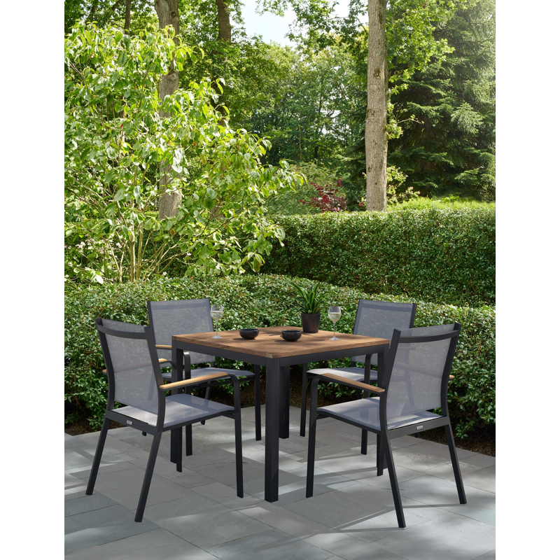 Feltro tuinset in zwart aluminium en naturel teak tafelblad met 4 stapelbare Amalfi tuinstoelen