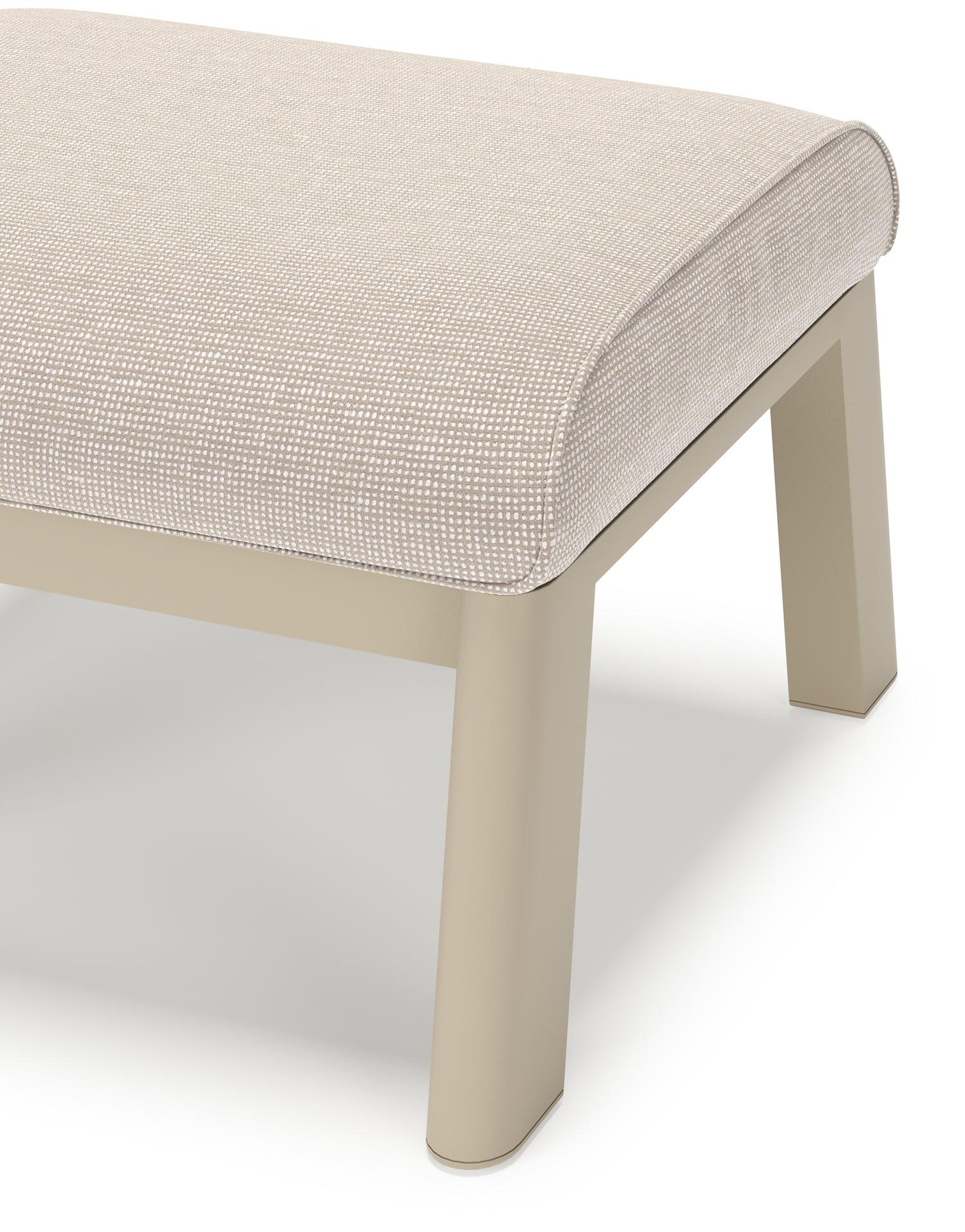 Cirello poef in beige aluminium met slow farafra all weather sunbrella® luxe kussen