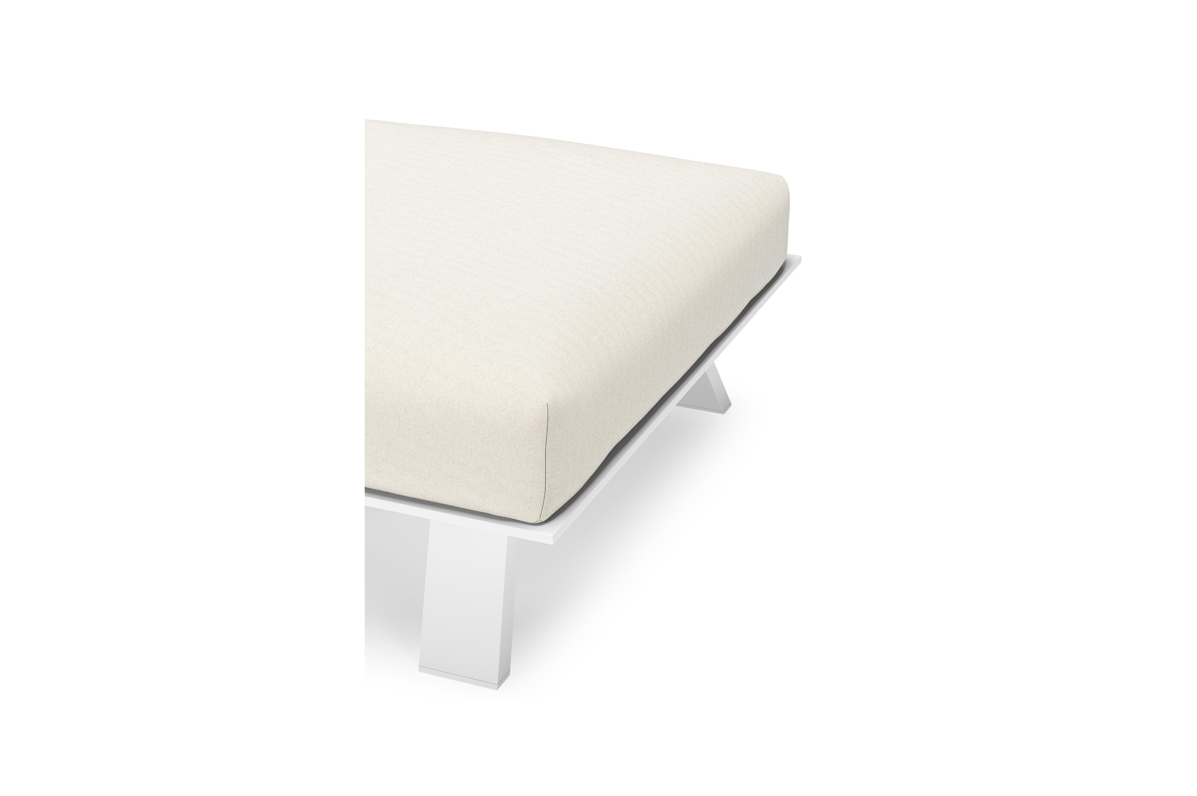 Cesano lounge poef in wit aluminium met natte white all weather sunbrella® luxe kussen