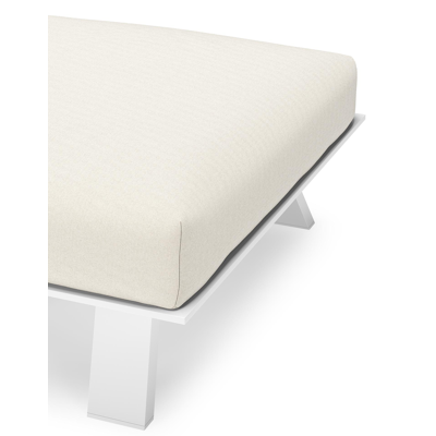 Cesano lounge poef in wit aluminium met natte white all weather sunbrella® luxe kussen