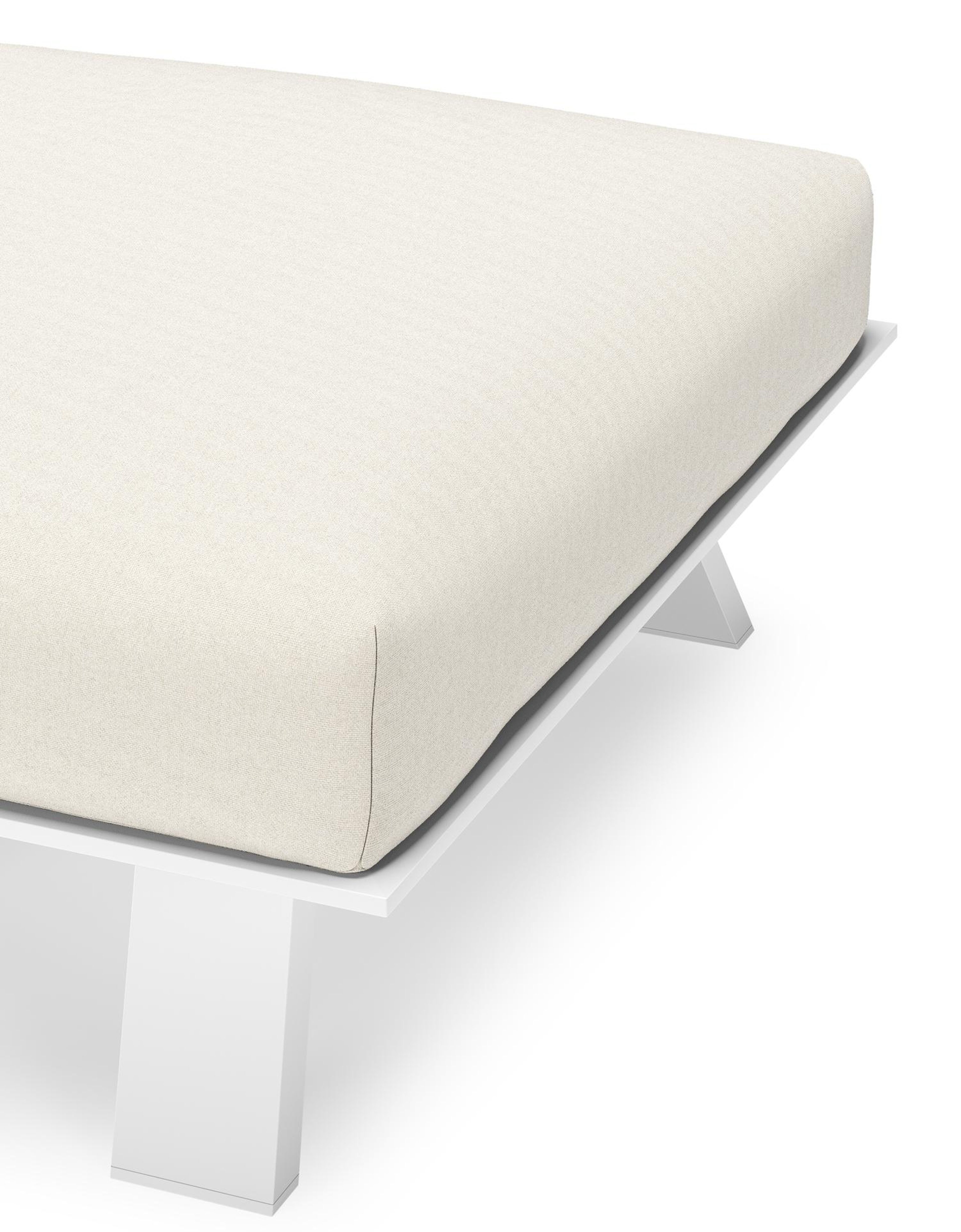 Pouf lounge Cesano en aluminium blanc avec coussin en all weather sunbrella® luxe natte white