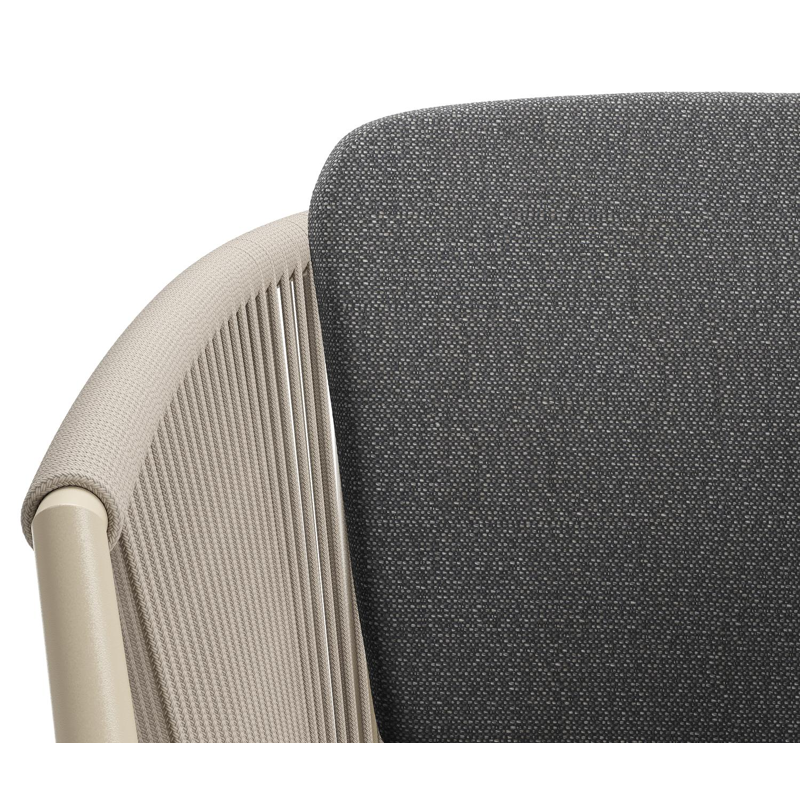 Orso tuinstoel in beige aluminium en beige verticaal geweven ronde rope met zitkussen in All Weather Sunbrella® Luxe Savane Tornado