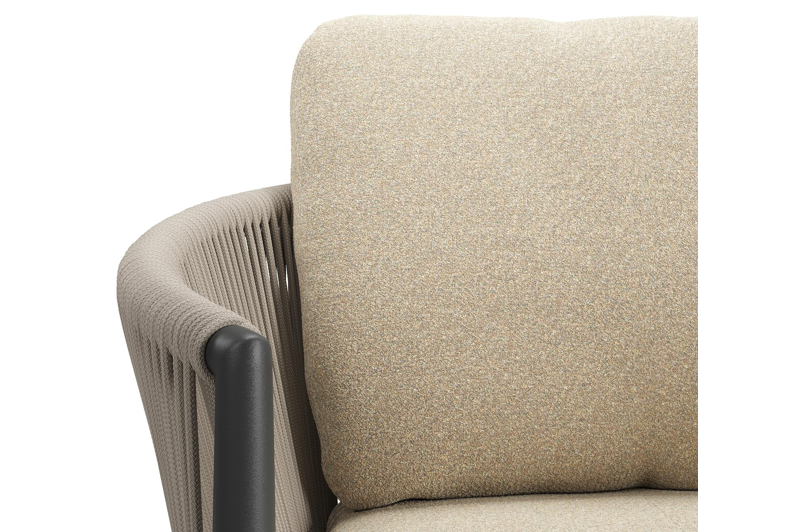 Organo tuinstoel in zwart aluminium en zwart verticaal geweven luxe vlakke rope met stoelkussen in All Weather Solica Soul Papyrus