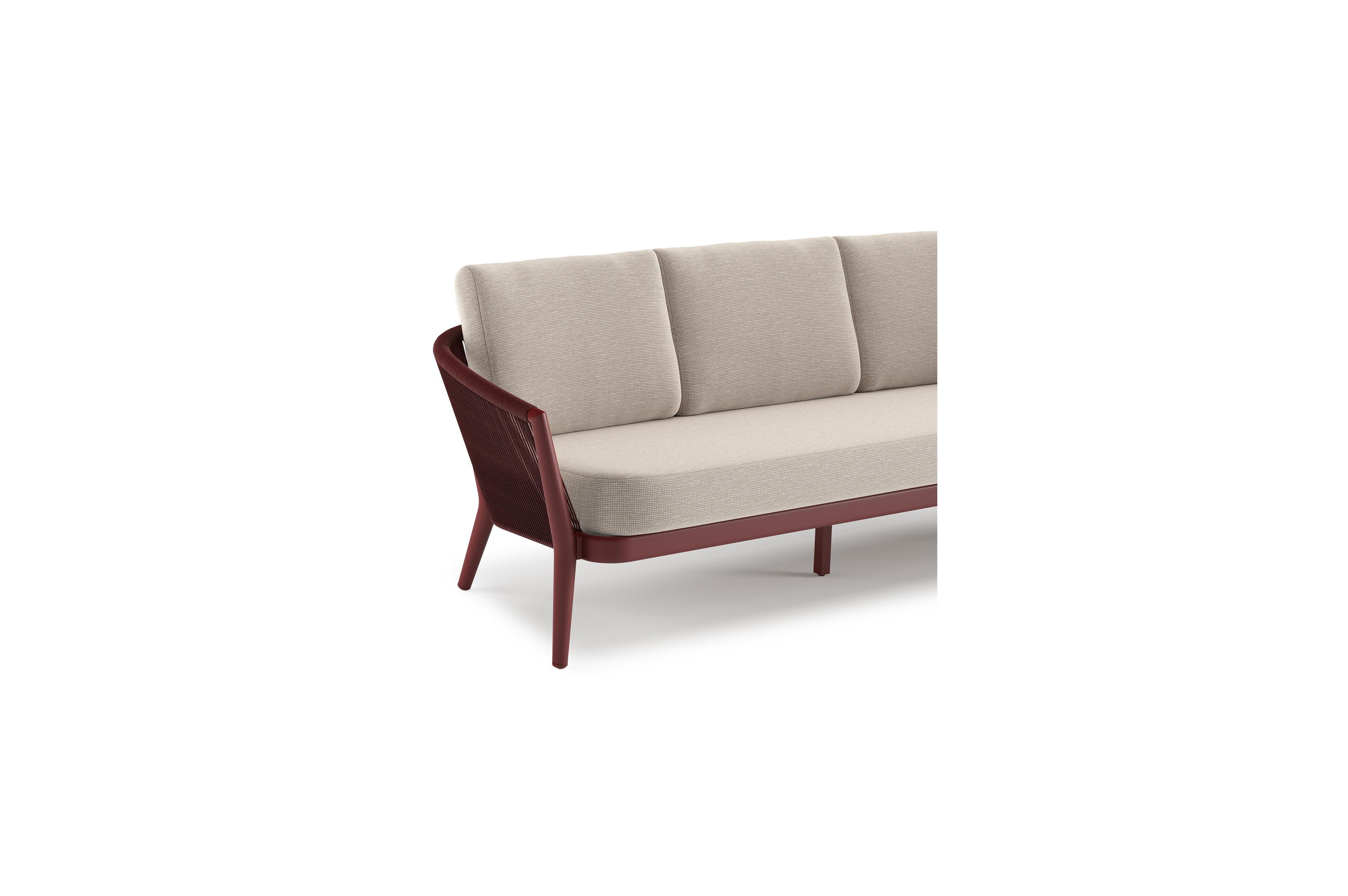 Orso loungebank in ruby aluminium en ruby verticaal geweven ronde rope met Slow Farafra all weather sunbrella® luxe kussen