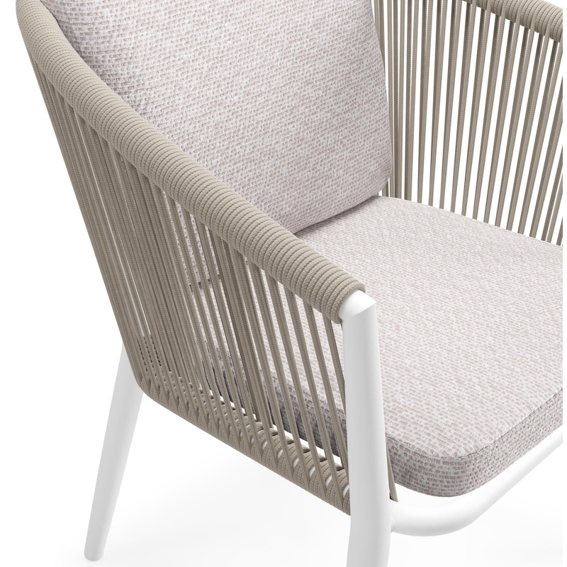 Orso tuinstoel in wit aluminium en beige verticaal geweven ronde rope met luxe zitkussen in All Weather Sunbrella® Luxe Wander Gobi