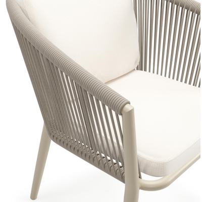 Orso tuinstoel in beige aluminium en beige verticaal geweven ronde rope met luxe zitkussen in All Weather Sunbrella® Luxe Lopi Snow