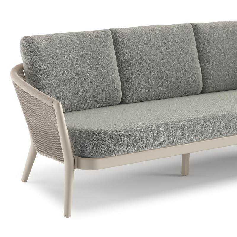 Orso loungebank in beige aluminium en beige verticaal geweven ronde rope met Savane Tunder all weather sunbrella® luxe kussen