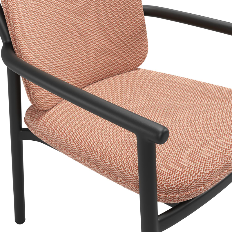 Bono stapelbare tuinstoel in zwart aluminium met stoelkussen in All Weather Sunbrella® Luxe Lopi Fawn