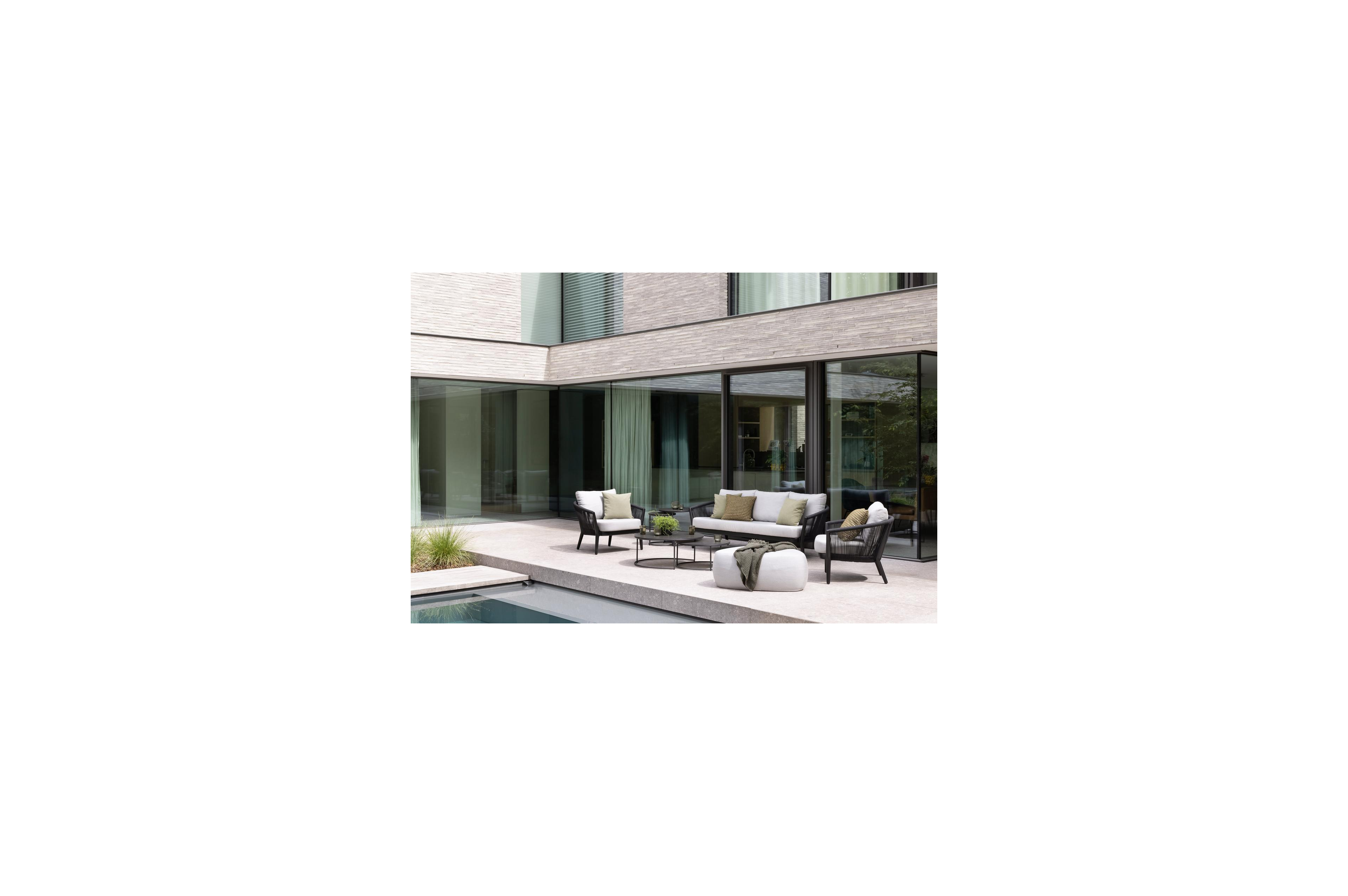 Orso loungebank in zwart aluminium en zwart verticaal geweven ronde rope met Natte Charcoal Chine all weather sunbrella® luxe kussen