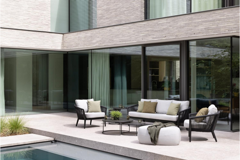 Orso loungebank in zwart aluminium en zwart verticaal geweven ronde rope met Natte Charcoal Chine all weather sunbrella® luxe kussen