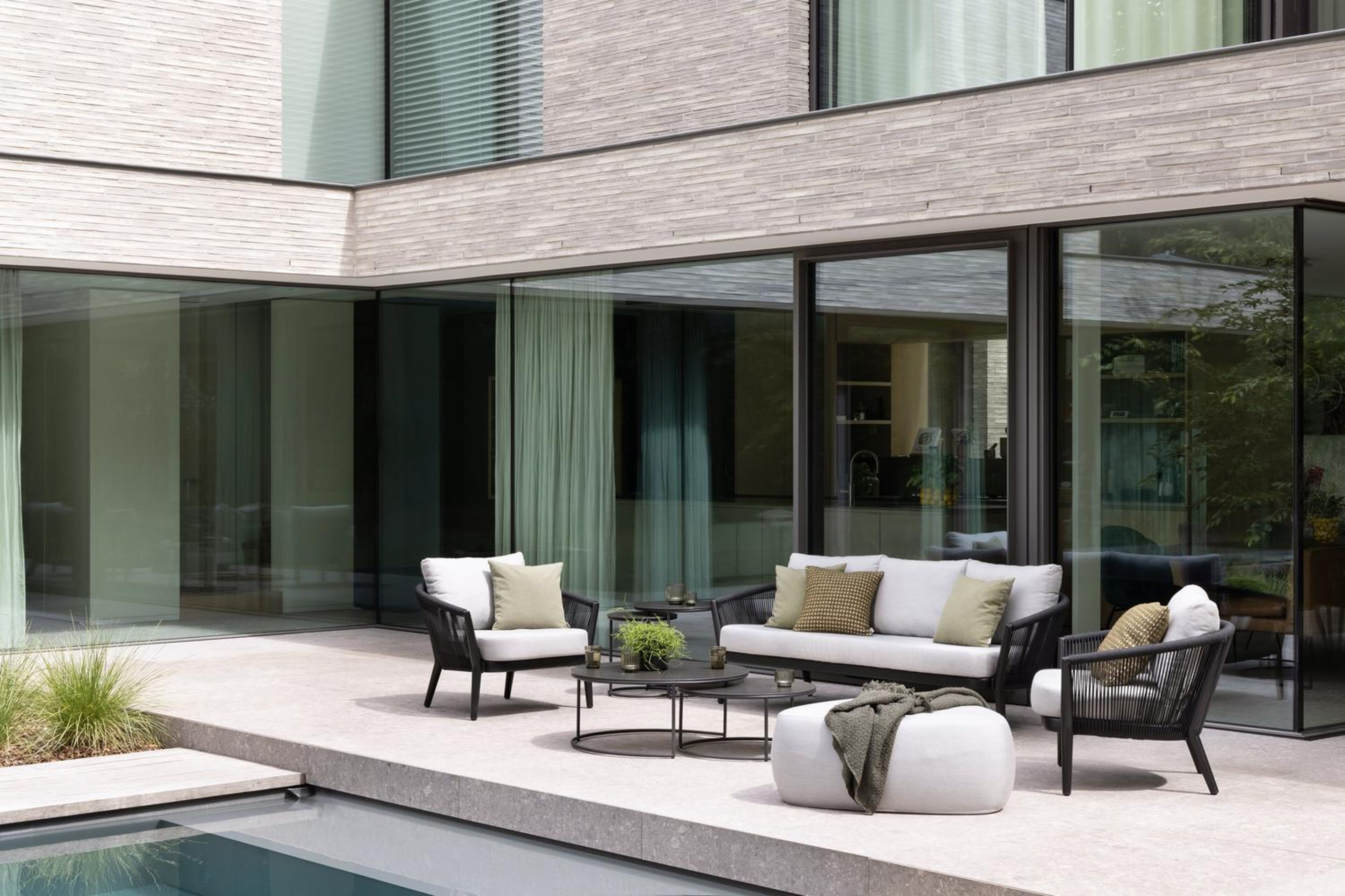 Orso loungebank in zwart aluminium en zwart verticaal geweven ronde rope met Natte Charcoal Chine all weather sunbrella® luxe kussen