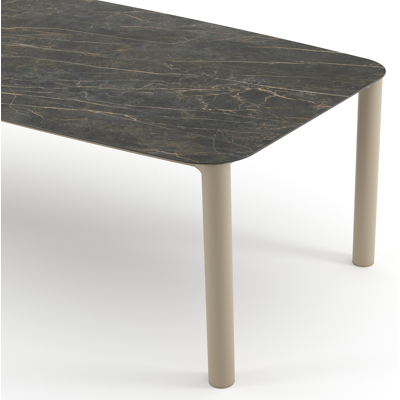 Table de jardin Orso forme de bateau en aluminium beige et céramique pleine Black Obsession - Lg. 255 x Lrg. 115 x Haut. 74.5 cm