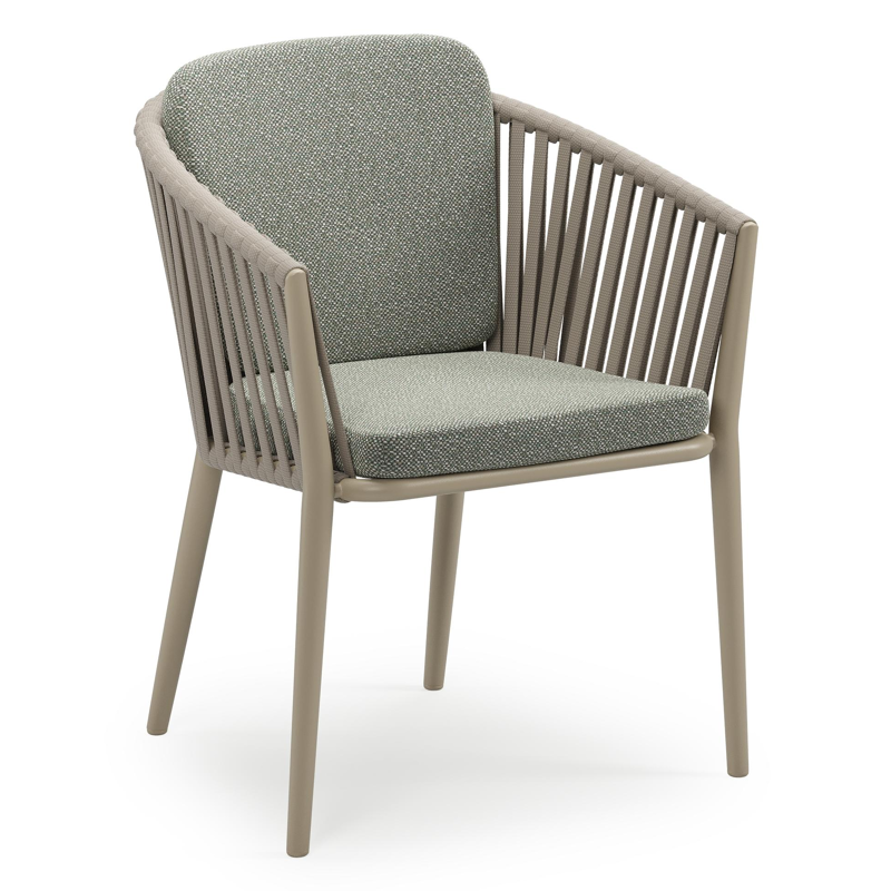 Orso stapelbare tuinstoel in beige aluminium en beige verticaal geweven luxe vlakke brede rope met stoelkussen in All Weather Sunbrella® Luxe Savane Leaf