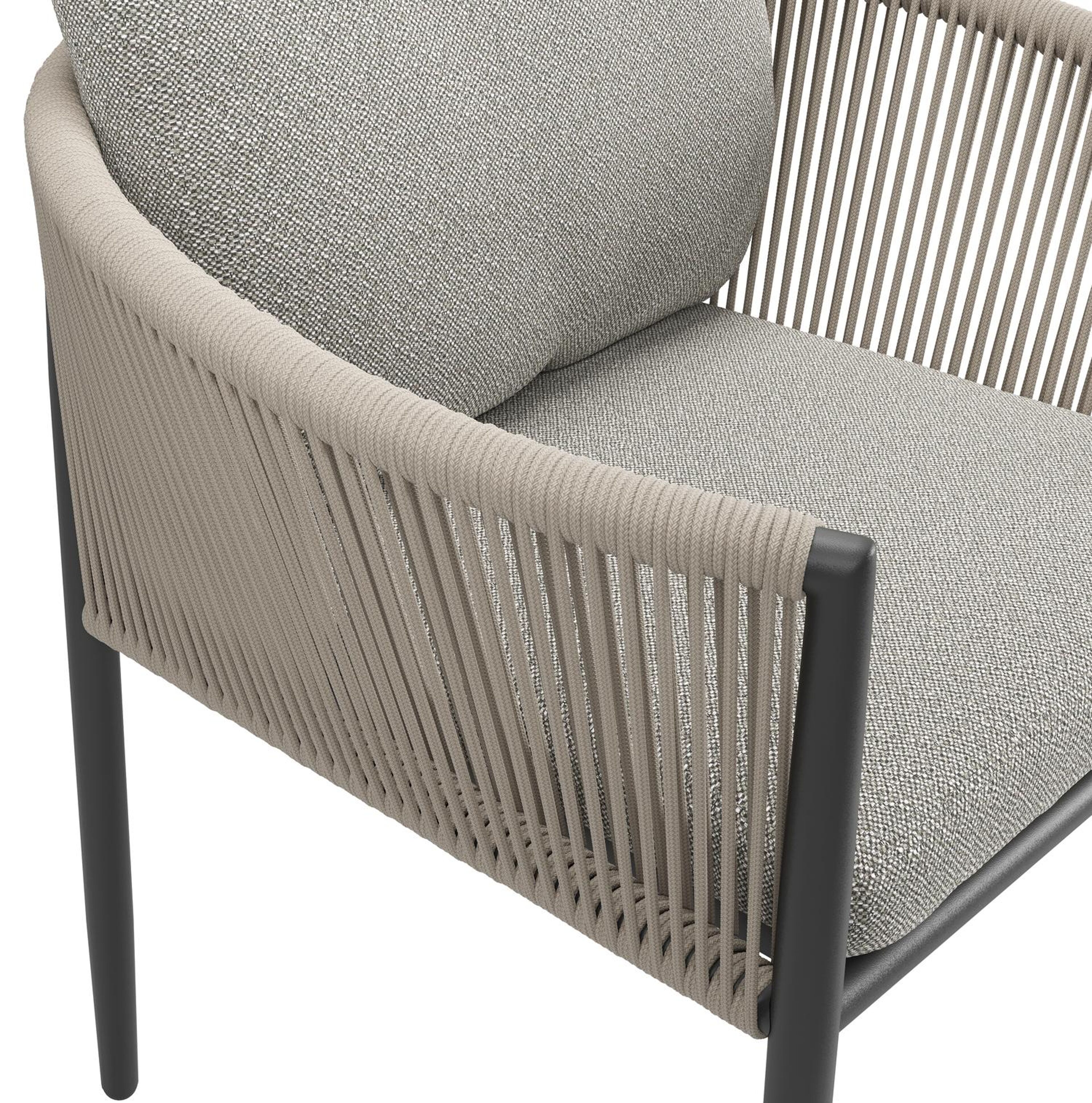 Organo tuinstoel in zwart aluminium en zwart verticaal geweven ronde rope met stoelkussen in All Weather Sunbrella® Luxe Savane Tunder